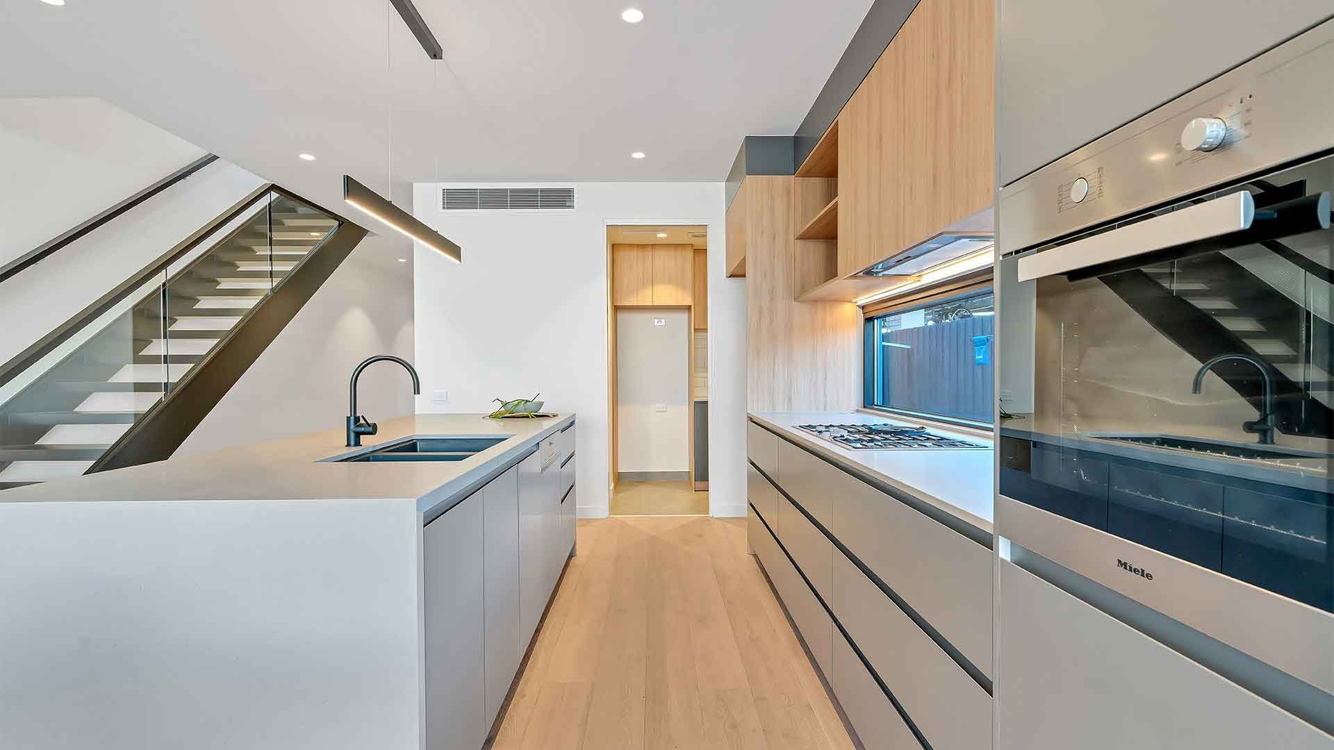 Cuisine moderne en bois et verre conçue par un architecte à Pau