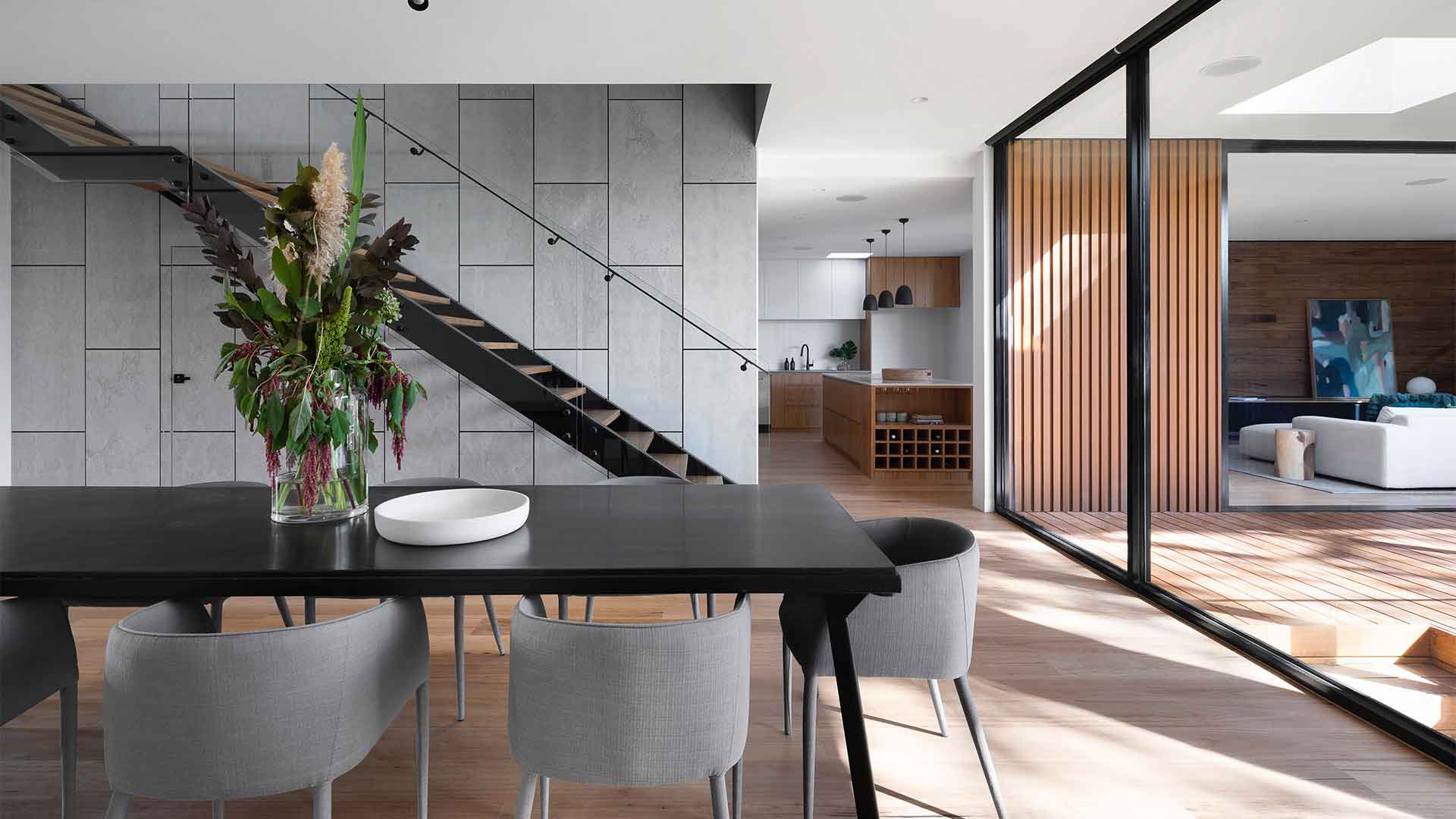 Salle à manger design et escalier moderne réalisés par un architecte à Pau