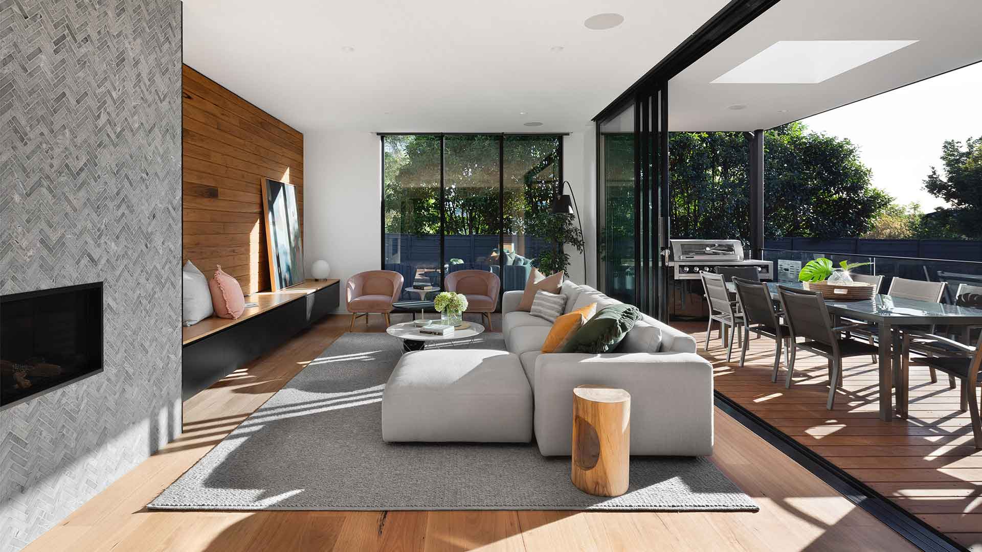 Salon lumineux ouvert sur terrasse en bois, conception contemporaine d’un architecte à Pau